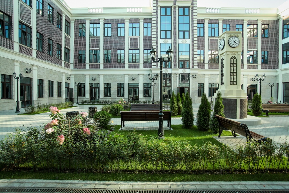 Фото трехэтажного здания с клинкерной фасадной плиткой Stroeher Keravette 825 sherry